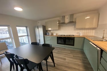6 bed flat, 10 Lisson Grove, Mutley, Plymouth, PL47DN - Image 1